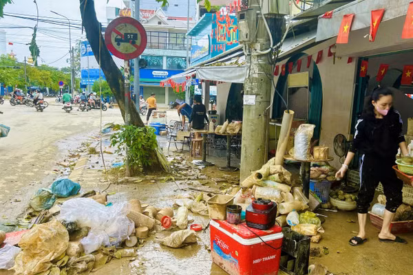 Ngổn ngang đồ đạc hư hỏng do nước lũ, bùn non tại nhiều cửa hàng kinh doanh tại TP Huế.