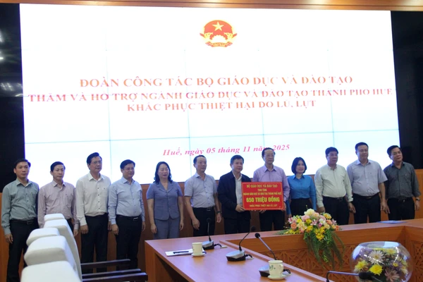Đoàn công tác của Bộ GD&ĐT tặng quà ngành giáo dục TP Huế khắc phục thiệt hại do lũ lụt.