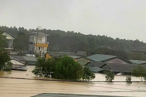 Khu vực chợ Phong Mỹ (phường Phong Điền, TP Huế) ngập đến gần nóc trong sáng 17/11.