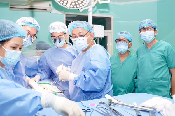 Ca ghép thận - 1 trong 6 ca ghép tạng tại Bệnh viện Trung ương Huế trong đêm từ nguồn tạng một người chết não hiến tặng.