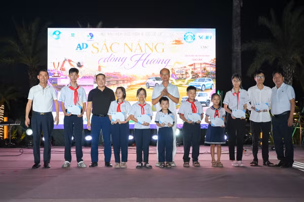 Ban Tổ chức và Báo Giáo dục và Thời đại trao học bổng cho học sinh nghèo vượt khó.