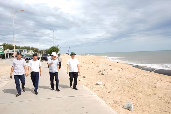 Đoàn công tác của Chủ tịch UBND TP Huế đi khảo sát các điểm liên quan hạ tầng đường thủy.