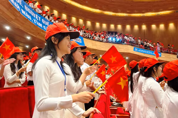 Học sinh Trường THPT Quốc Học - Huế cổ vũ nhiệt tình trận chung kết Đường lên đỉnh Olympia 2025 tại đầu cầu Huế.