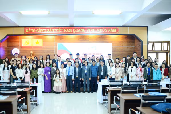 Các đại biểu tham dự Hội thảo Quốc gia Các nhà nghiên cứu trẻ năm 2025 chụp ảnh lưu niệm.
