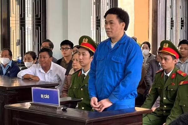 Phan Văn Phú tại phiên tòa xét xử.