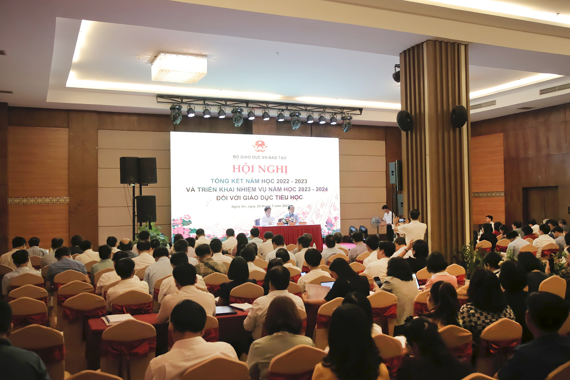 Toàn cảnh hội nghị.