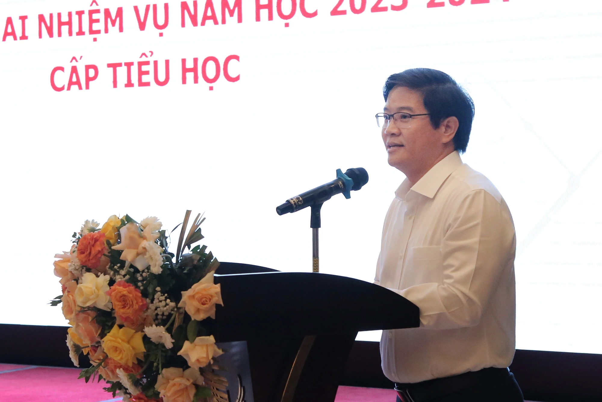 Vụ trưởng Vụ Giáo dục Tiểu học Thái Văn Tài báo cáo tổng kết năm học 2022-2023 cấp tiểu học.