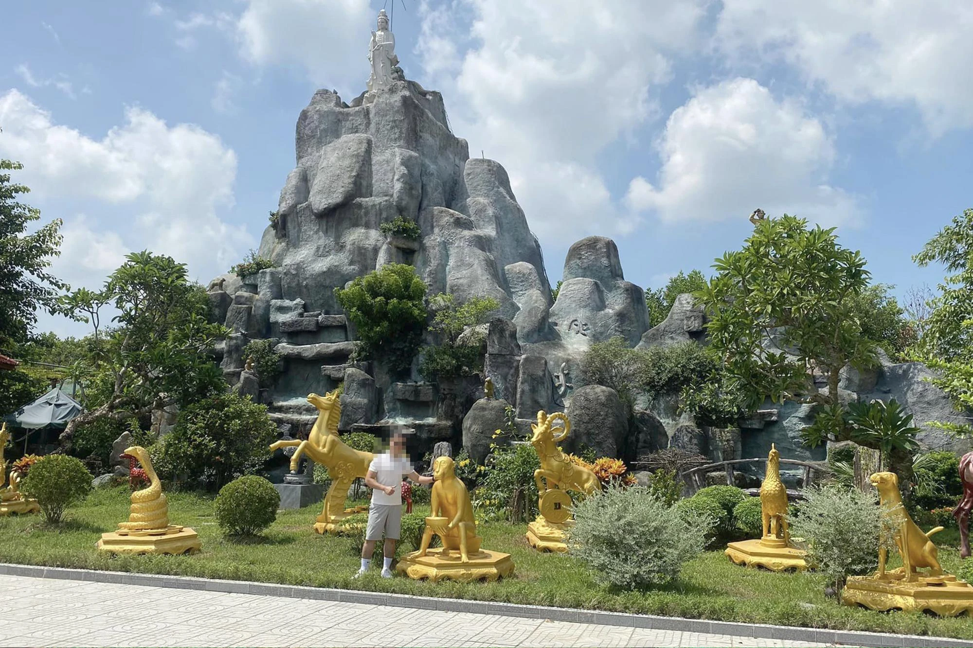 Núi nhân tạo cao hàng chục mét trong dự án nuôi cá.