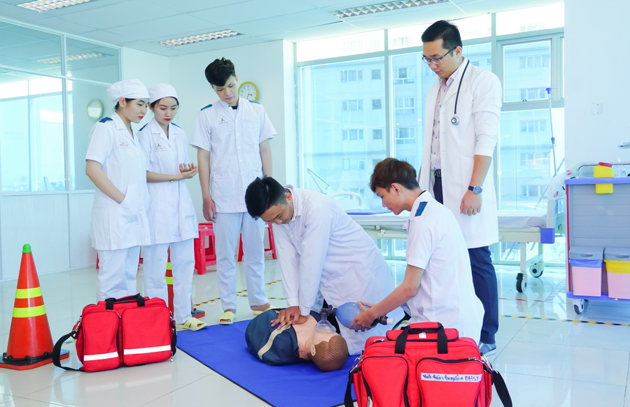Sinh viên ngành Y sỹ đa khoa thực hành sơ cứu người trên mô hình. y-si-da-khoa-dsc00532.jpg