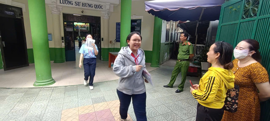 Thí sinh cười rạng rỡ khi bước ra khỏi phòng thi. (Ảnh: Quốc Hải) Thí sinh cười rạng rỡ khi bước ra khỏi phòng thi. (Ảnh: Quốc Hải)