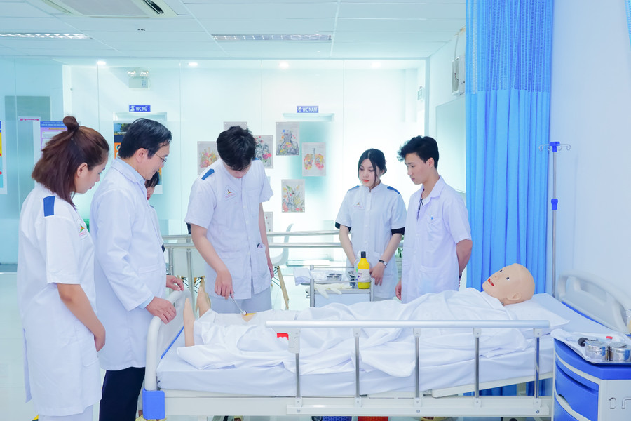 Sinh viên ngành Y dược Trường CĐ Đại Việt Sài Gòn trong giờ học thực hành. dieu-duong-dsc00445.jpg