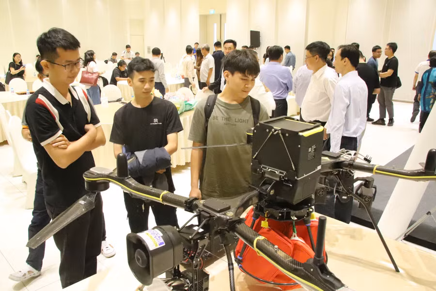 Real Time Robotics (RtR) - một doanh nghiệp công nghệ cao nổi tiếng về sản xuất drone - trưng bày sản phẩm tại Trường Đại học Bách khoa TPHCM.