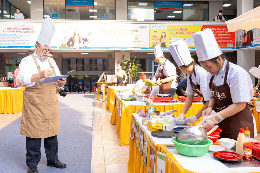 Sinh viên có cơ hội học tập với siêu đầu bếp Norbert Ehrbar (quốc tịch Thụy Sỹ). Ảnh: HUTECH