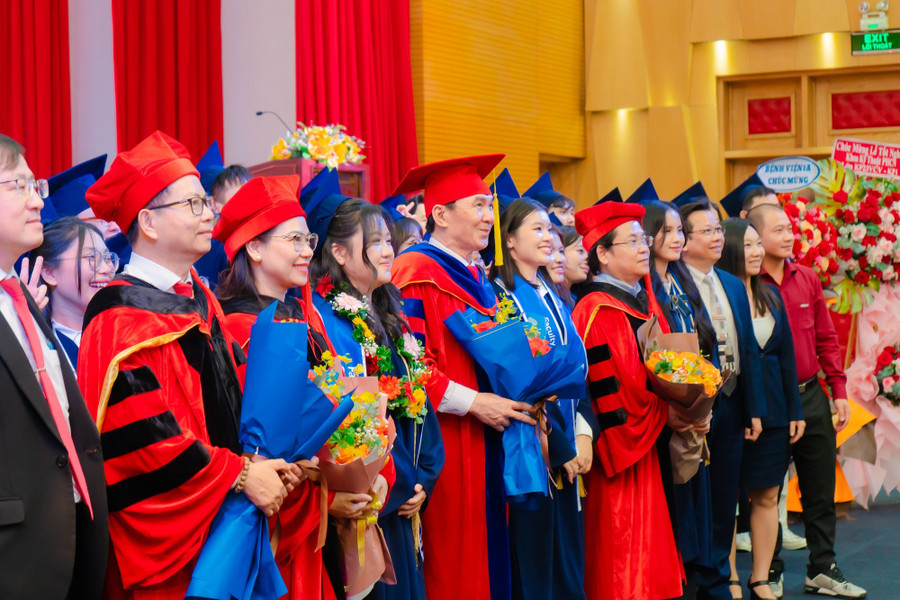 Lãnh đạo HIU chụp ảnh kỷ niệm cùng các tân cử nhân. (Ảnh: HIU) dsc06419.jpg