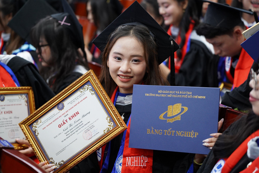Tân cử nhân Trường ĐH Mở TPHCM rạng rỡ trong ngày lễ tốt nghiệp. (Ảnh: NTCC) oun00445.jpg