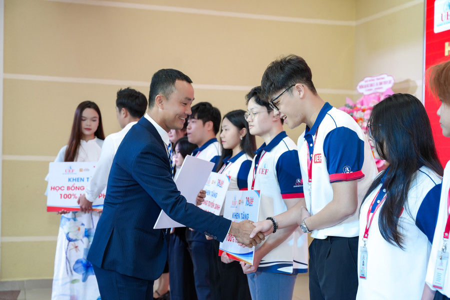 Tổng giá trị học bổng được trao là 30 tỷ đồng. uef02033.jpg