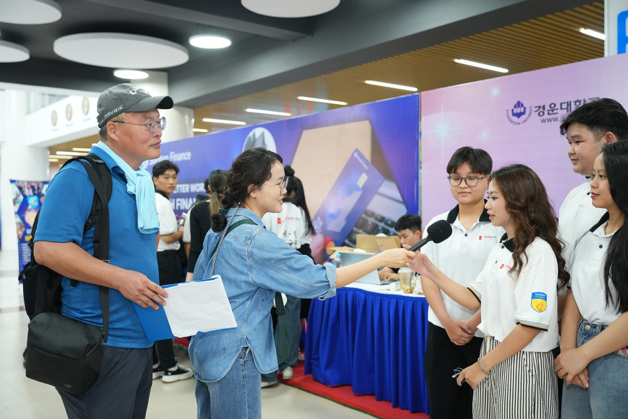 Sinh viên trải nghiệm phỏng vấn của doanh nghiệp Hàn Quốc. (Ảnh: Tuyết Anh) dsc09766.jpg