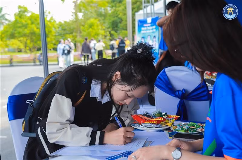 Sinh viên Văn Hiến được tiếp xúc, tìm hiểu nhu cầu tuyển dụng trực tiếp từ các doanh nghiệp tại Ngày hội việc làm 2025