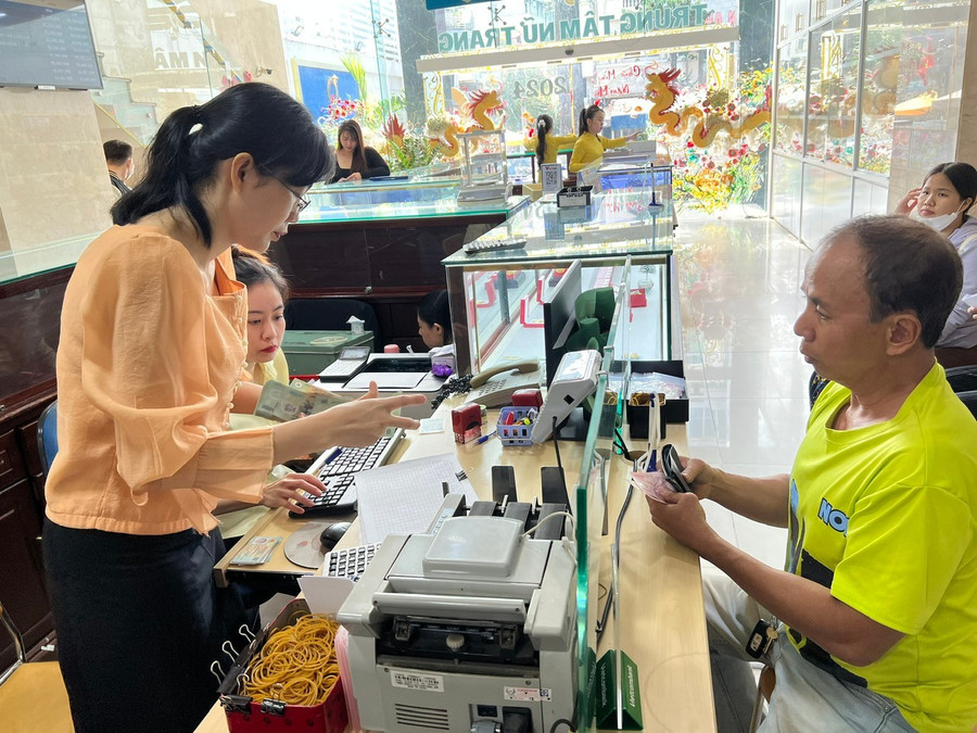 Khách mua vàng tại Công ty SJC trên đường Nguyễn Thị Minh Khai.