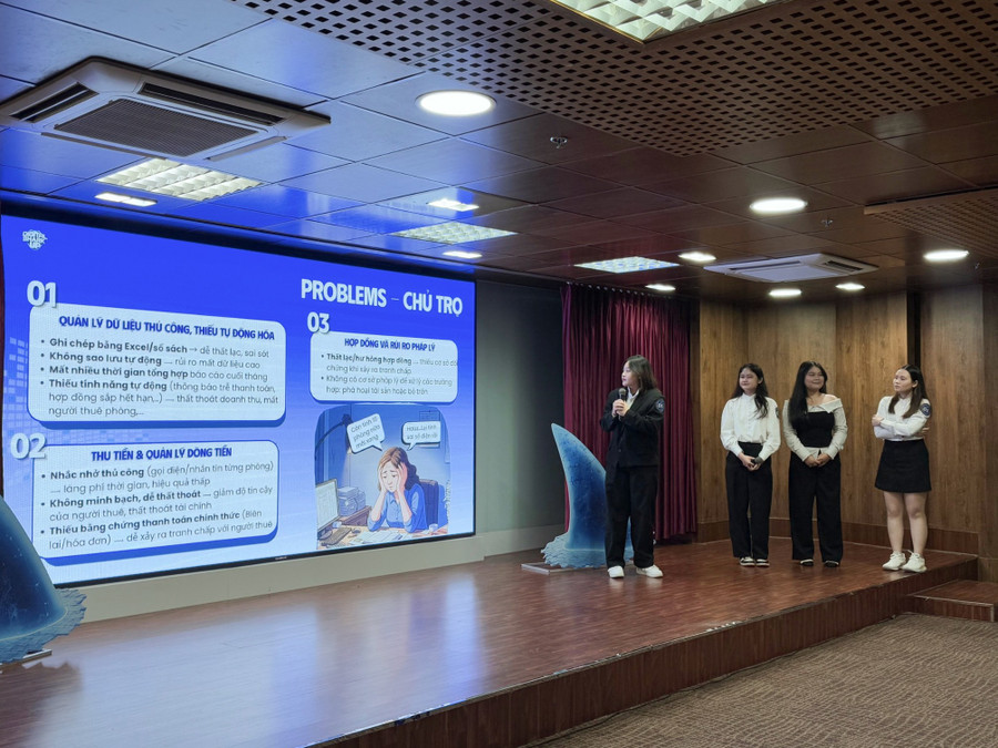 Thí sinh trình bày trước ban giám khảo về dự án khởi nghiệp của mình tại Cuộc thi Digital Shark Up 2025.