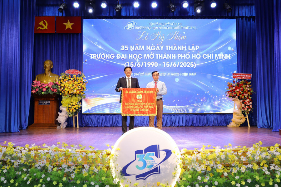 Công đoàn cơ sở Trường ĐH Mở TPHCM nhận cờ truyền thống của Liên đoàn Lao động TPHCM. cong-doan-co-so-truong-dh-mo-tphcm-nhan-co-truyen-thong-cua-lien-doan-lao-dong-tphcm.jpg