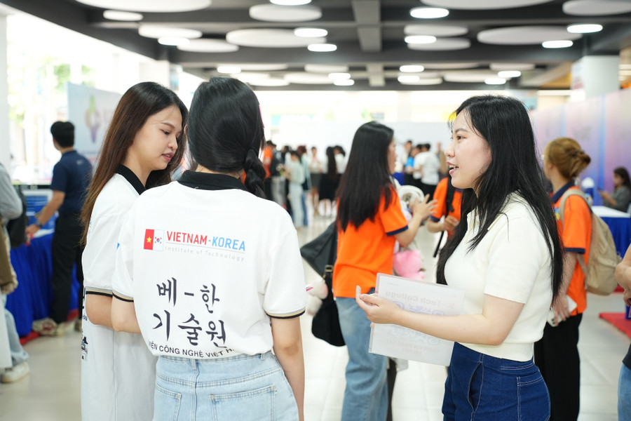 Các doanh nghiệp có vốn Hàn Quốc tư vấn cho sinh viên tìm hiểu các ngành nghề. (Ảnh: Tuyết Anh) dsc09772.jpg