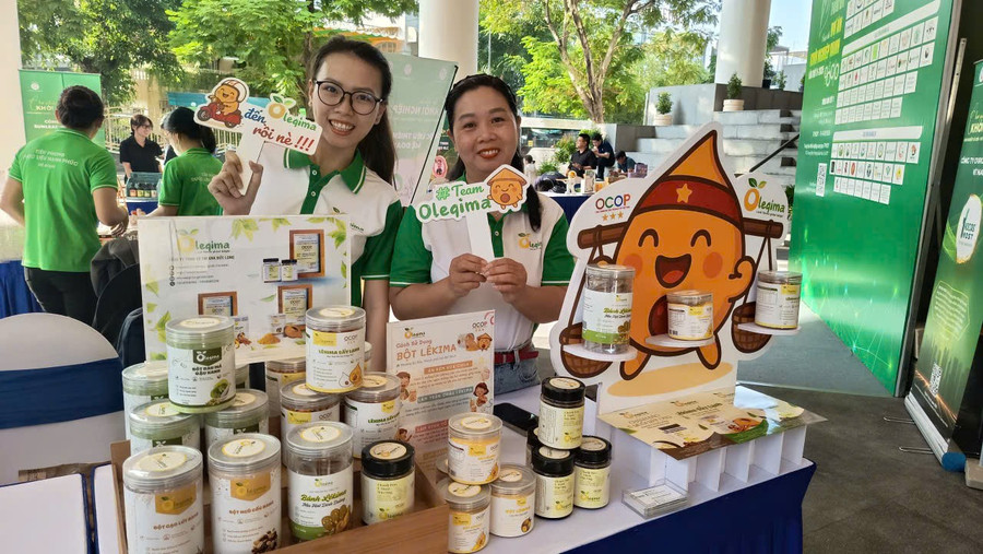 Nhiều bạn trẻ mang sản phẩm chế biến từ nông sản địa phương đến cuộc thi năm nay. (Ảnh: Trần Quỳnh) eb7d2241-5df7-4c4c-a3d9-0c18d92aae11.jpg