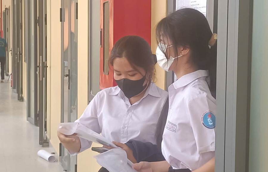 Học sinh kiểm tra lại các dụng cụ, giấy tờ cần thiết trước khi bước vào môn thi đầu tiên. (Ảnh: Quốc Hải) c4c8e8caaf1a1844410b.jpg