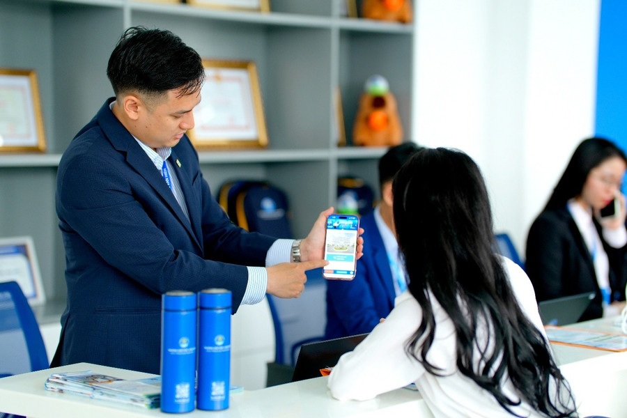 Thí sinh đến trường để được tư vấn đăng ký xét tuyển và đóng phí myU. vh12.jpg