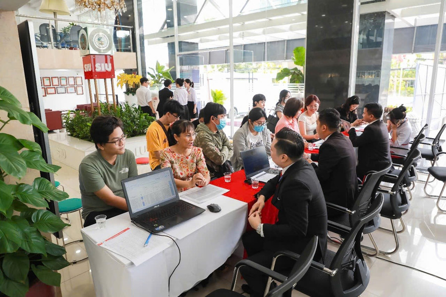 Chuyên gia của SIU hỗ trợ phụ huynh, thí sinh tìm hiểu về các ngành học tại trường. (Ảnh: SIU) da8ff4258caf3af163be.jpg