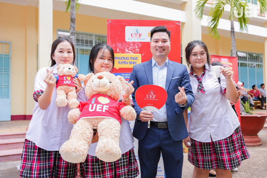 Năm nay, UEF dành nhiều ưu đãi cho thí sinh đăng ký học tại trường. (Ảnh: Ngọc Bích) 0-thitotnghiep-thpt-2025-15.jpg