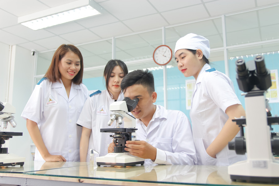 Sinh viên Trường Cao đẳng Đại Việt Sài Gòn trong giờ học thực hành xét nghiệm. xet-nghiem-img-1606.jpg