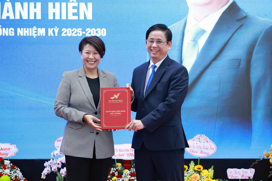 Chủ tịch Hội đồng Trường TS Đỗ Thị Lan Đài trao quyết định bổ nhiệm HT nhiệm kỳ 2025-2030 cho PGS.TS Lâm Thành Hiển