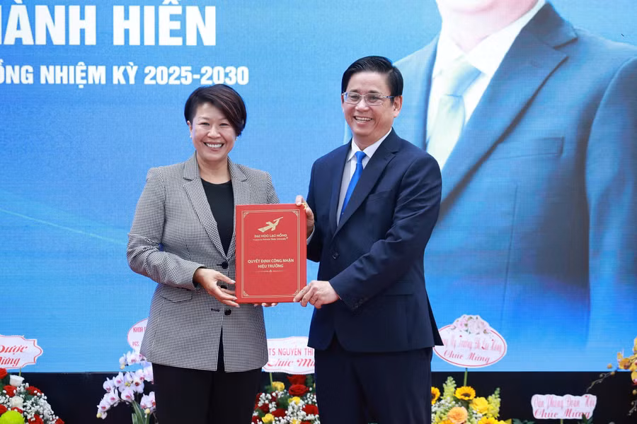 Chủ tịch Hội đồng Trường TS Đỗ Thị Lan Đài trao quyết định bổ nhiệm HT nhiệm kỳ 2025-2030 cho PGS.TS Lâm Thành Hiển