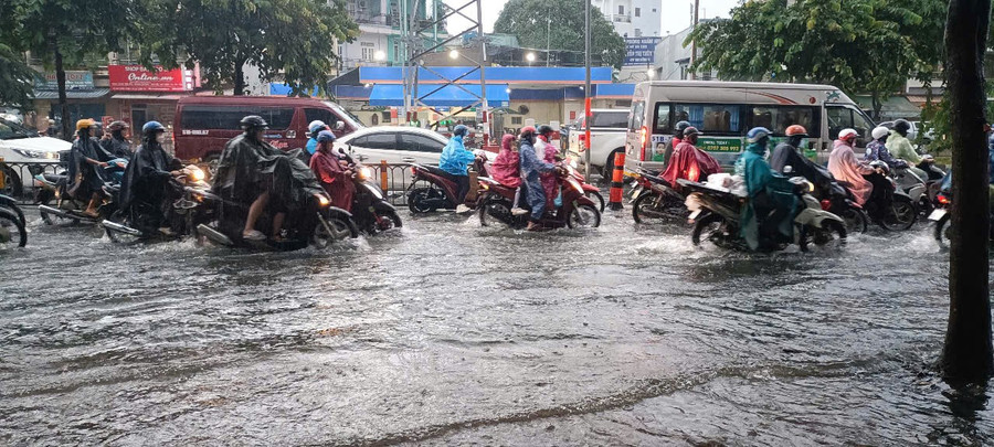 Nhiều tuyến đường ở TPHCM ngập nặng khi mưa lớn. (Ảnh: Q.H)
