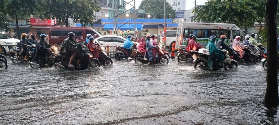 Nhiều tuyến đường ở TPHCM ngập nặng khi mưa lớn. (Ảnh: Q.H)