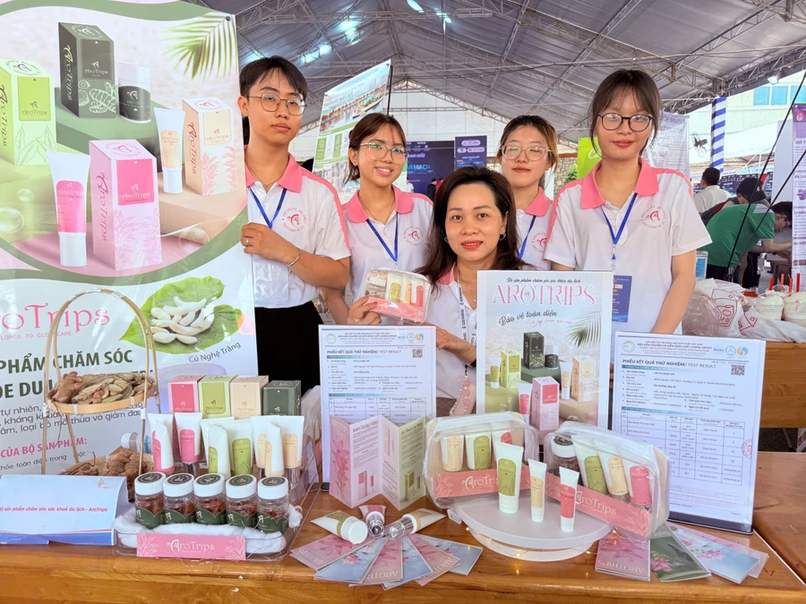 AroTrips – Bộ sản phẩm chăm sóc sức khỏe du lịch từ nghệ trắng của sinh viên Trường ĐH Nguyễn Tất Thành đạt huy chương bạc Giải thưởng "Thiết kế, Chế tạo, Ứng dụng" năm nay.