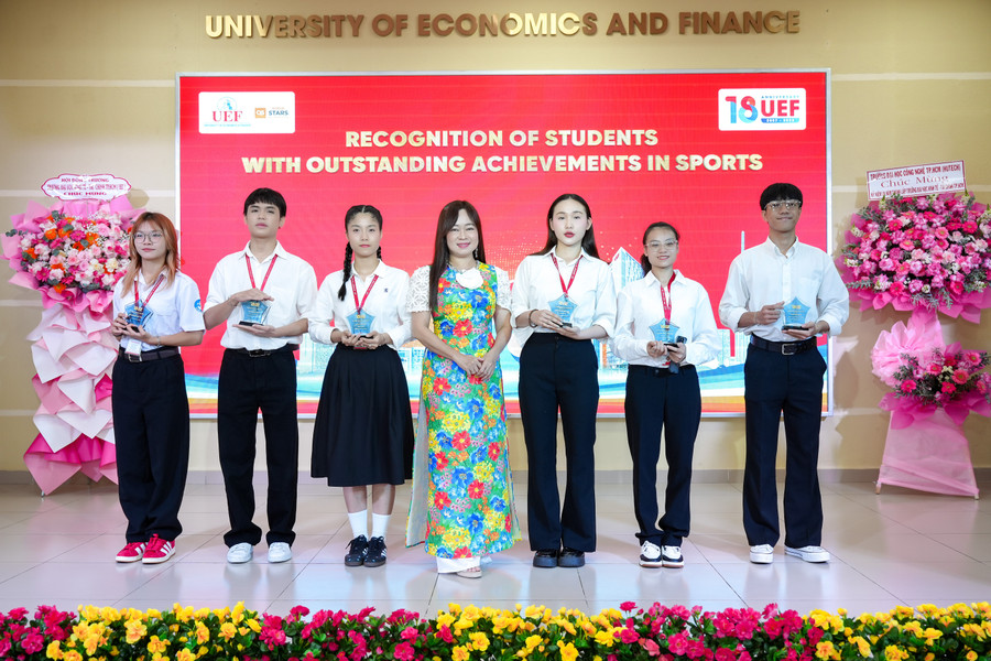 Các sinh viên được trao học bổng và vinh danh vì đạt thành tích thể thao xuất sắc.