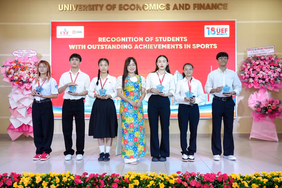 Các sinh viên được trao học bổng và vinh danh vì đạt thành tích thể thao xuất sắc.