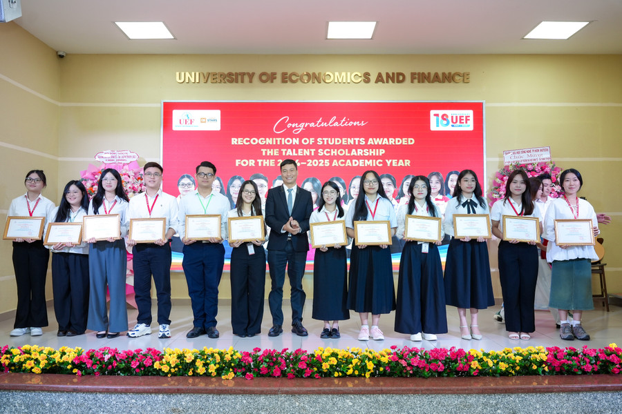 Các sinh viên được trao học bổng tài năng với các thành tích về học thuật điểm tuyệt đối 4.0/4.0. hoc-bong-tai-nang-hoc-tap-gpa-den-40.jpg