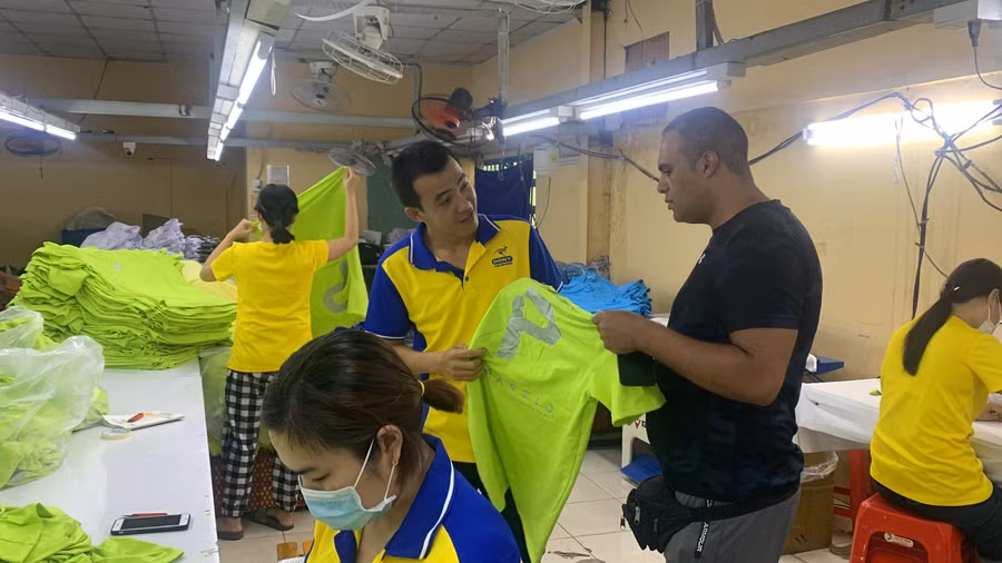 Công ty May mặc Dony bàn bạc tìm kiếm đơn hàng với đối tác nước ngoài.