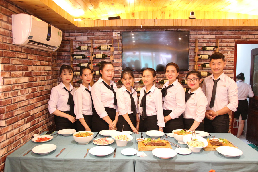 Sinh viên ngành Du lịch - Khách sạn Trường CĐ Đại Việt Sài Gòn trong giờ thực hành. 5-trai-nghiem-kinh-te-11.jpg