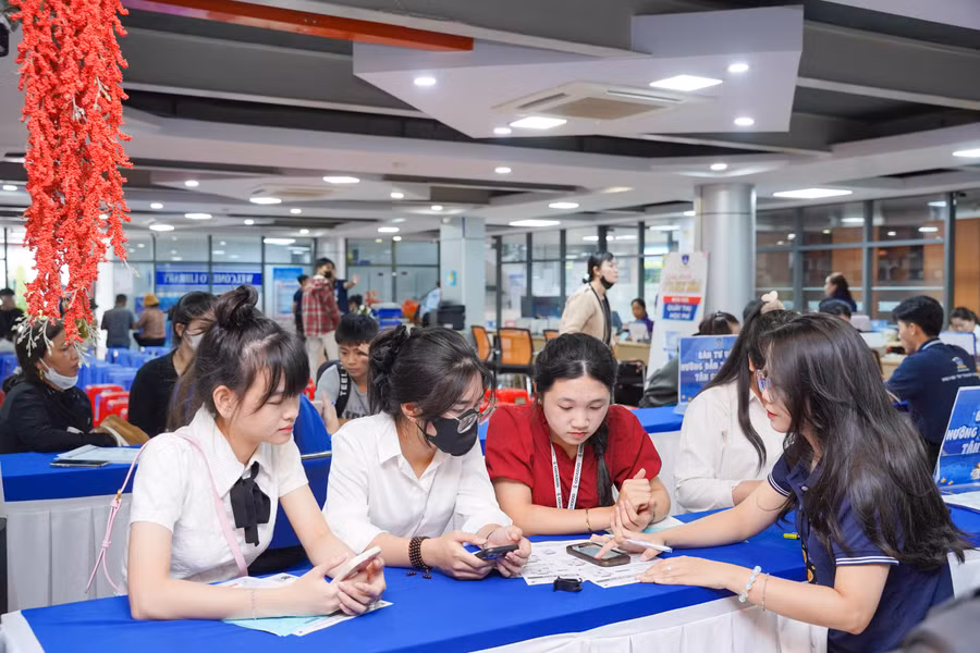 Thí sinh nhập học tại Trường ĐH Nguyễn Tất Thành.