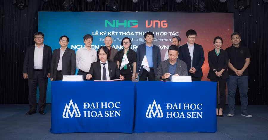 Ông Hoàng Quốc Việt – Chủ tịch Hội đồng quản trị kiêm Tổng Giám đốc NHG (trái) và ông Lê Hồng Minh - Nhà sáng lập và Chủ tịch Hội đồng quản trị VNG, cùng ký kết thỏa thuận hợp tác toàn diện.