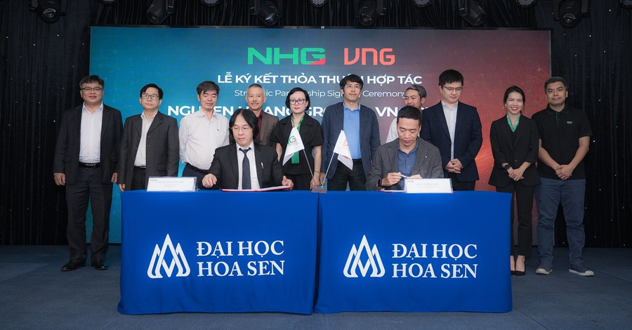 Ông Hoàng Quốc Việt – Chủ tịch Hội đồng quản trị kiêm Tổng Giám đốc NHG (trái) và ông Lê Hồng Minh - Nhà sáng lập và Chủ tịch Hội đồng quản trị VNG, cùng ký kết thỏa thuận hợp tác toàn diện.