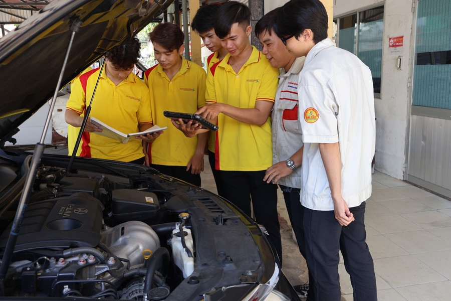 Sinh viên khoa Công nghệ Ô tô trong giờ thực hành sữa chữa. img-6928.jpg