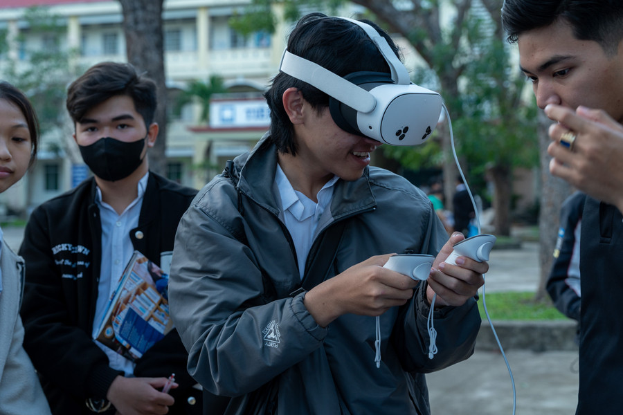 Học sinh trải nghiệm công nghệ của Trường ĐH Công Thương tại một ngày hội tuyển sinh. Ảnh: HUIT a7406775.jpg