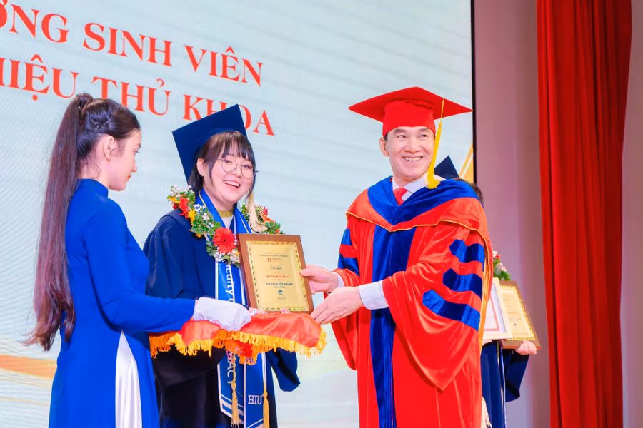 GS.TS.BS Phạm Văn Lình – Hiệu trưởng Trường ĐH Quốc tế Hồng Bàng đã trao bằng tốt nghiệp cho sinh viên xuất sắc.