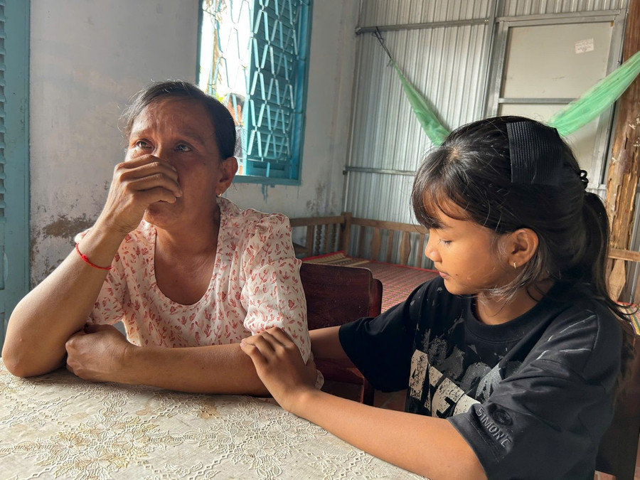 Chị Thạch Thị Sa Bình và em Liềng Thị Ngọc Bích. (Ảnh: Trần Quỳnh). chi-sa-binh.jpg