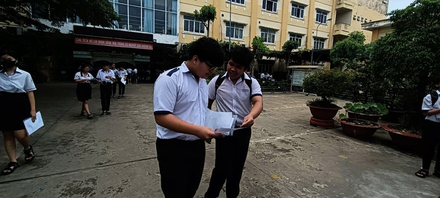Thí sinh tranh thủ so sánh kết quả bài làm với nhau. Ảnh: Quốc Hải 4828b023ede359bd00f2.jpg